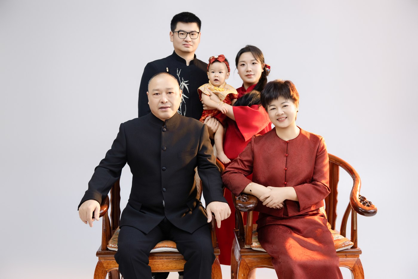 登登与家人温暖的合影