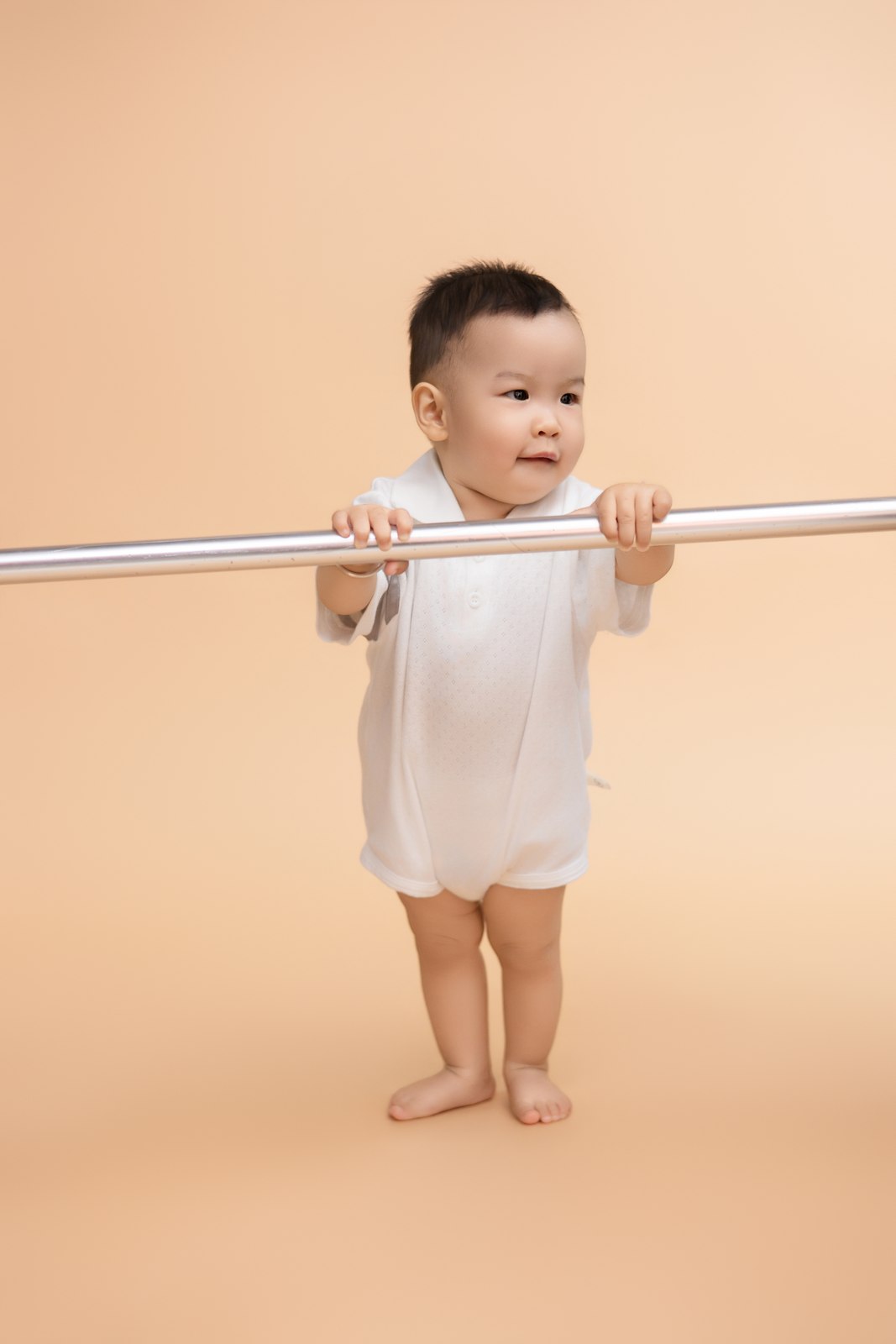 登登穿白色衣服努力站立